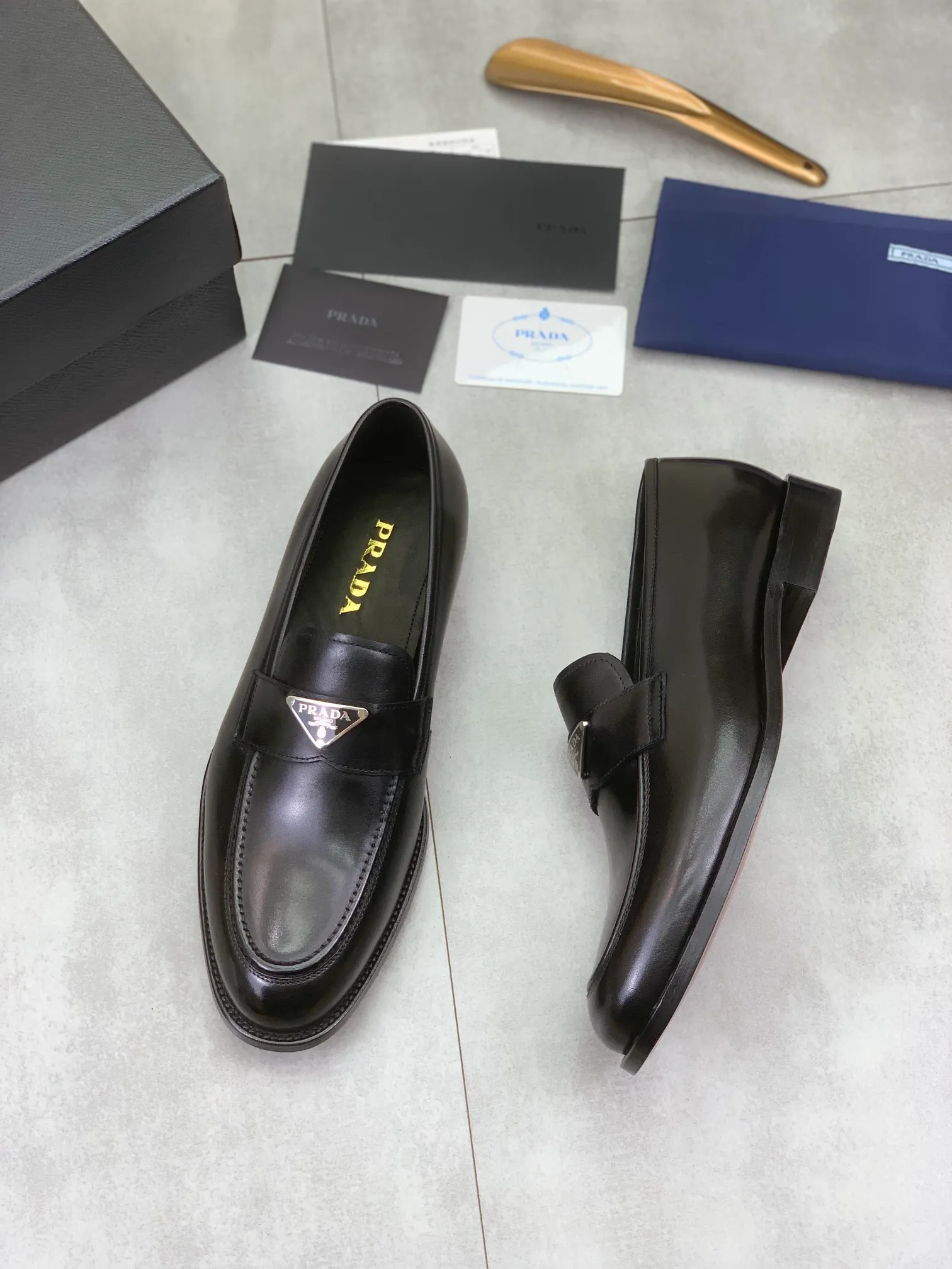 Factory price P920 💰 (high-grade genuine leather outsole) original quality, top version 🔱 ＰＲＡＤＡPrada. Men's business casual leather shoes, top quality leather shoes. 1:1 shipment⬆️Luxurious and noble👞All imported original brand fabrics, just to create a more comfortable wearing experience. Upper: Original comfortable selected calfskin➕Top imported water-dyed full cow lining, original lightweight and comfortable high-end genuine leather outsole✔️Number: 39-44 (38.45.46 can be customized)